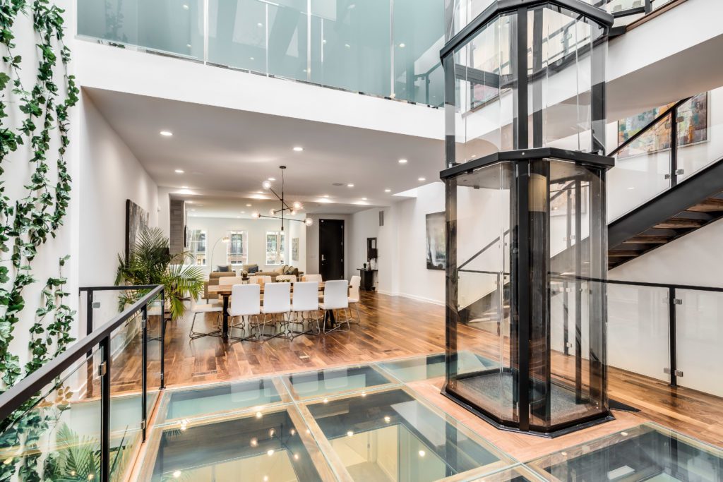 Modern asansörlü evlerin mimari tasarımını gösteren, farklı kat seviyeleri ve kullanım alanlarını içeren bir görsel.