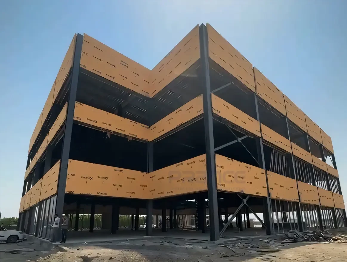 Ahşap cephe kaplaması uygulaması, çeşitli ahşap panellerin dikkatlice yerleştirilmesiyle gerçekleştiriliyor.