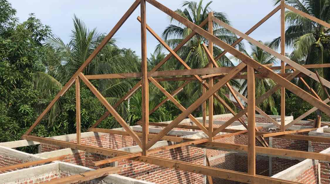 Bir binanın farklı yükseklik ölçümleri ve hesaplama yöntemlerini gösteren çizim veya grafik.