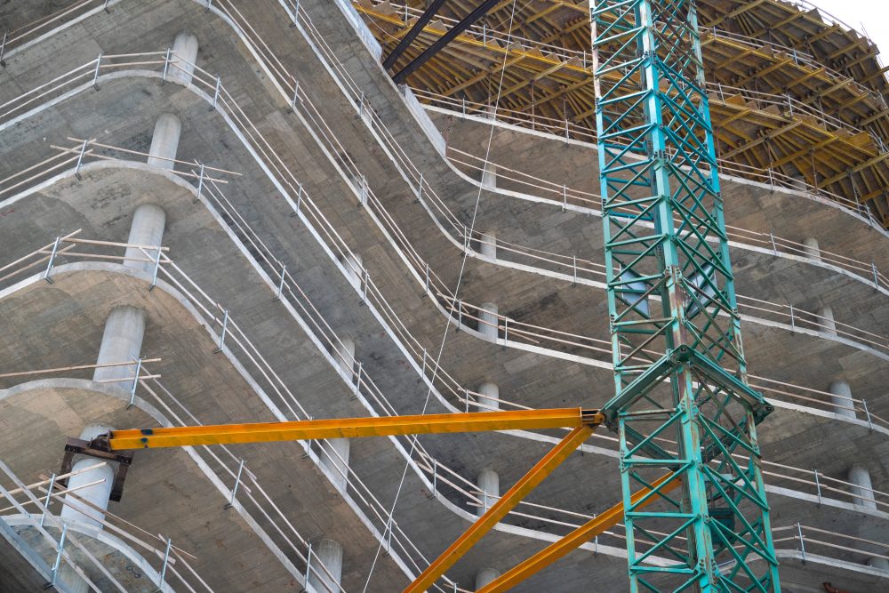 Güneş enerjisi panelleriyle donatılmış, sürdürülebilir ve enerji verimli bir bina cephesi