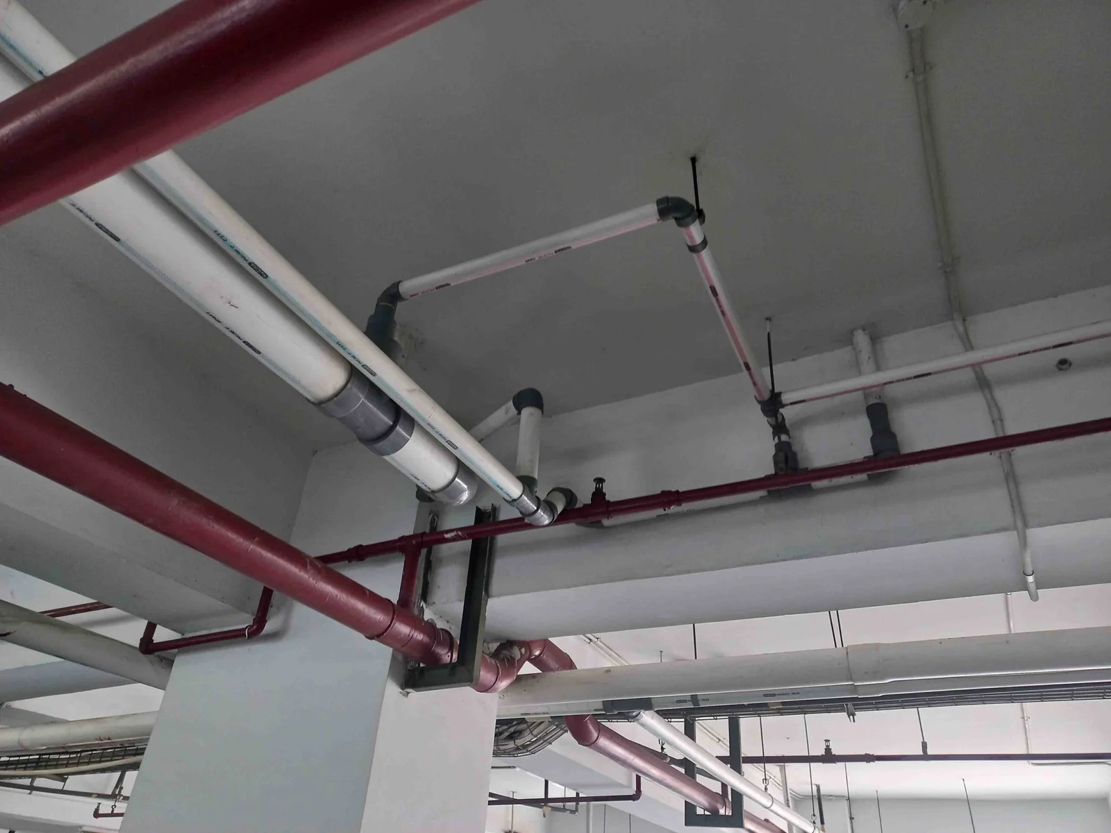 Bir konutun su tesisatı planını gösteren detaylı çizim, boru hatları ve bağlantı noktaları açıkça görülüyor.