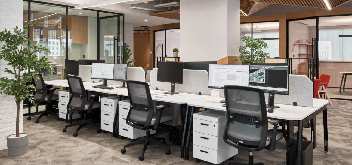 Yeşil ofis binası tasarımı, doğal ışık, bitki örtüsü ve sürdürülebilir malzemelerle çevre dostu bir çalışma alanı yaratıyor.