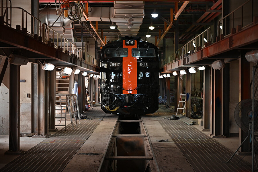 Modern restoran tasarımında açık alanlar, doğal malzemeler ve estetik detaylar ön planda.