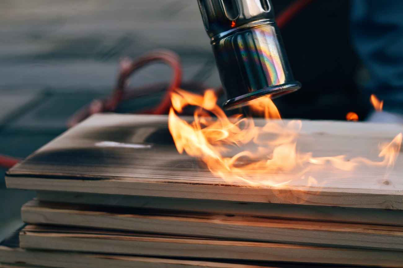 Yangın dayanımlı yapı malzemeleri kullanılarak inşa edilmiş bir bina görseli, yangın güvenliği önlemlerinin vurgulandığı.