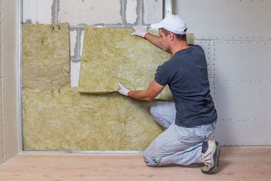 Yüksek verimli yalıtım malzemeleri kullanılarak inşa edilen modern yapıların kesit görüntüsü, farklı yalıtım malzemelerinin örnekleriyle gösteriliyor.