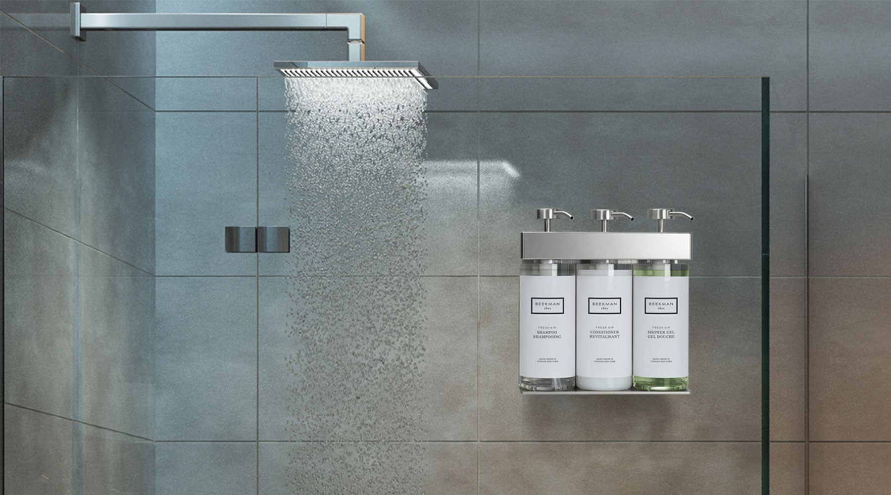 Duş alanında köşe kısmına yerleştirilmiş paslanmaz çelik şampuanlık rafı ve şampuan şişeleri