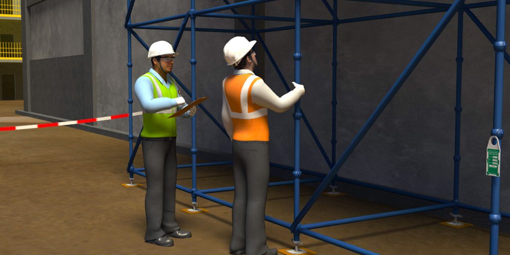 Yüksek bir inşaatın dış cephesinde monte edilmiş metal iskele üzerinde emniyet kemeriyle çalışan iki inşaat işçisi. İskele düzenli aralıklarla sabitlenmiş, altta güvenlik ağları ve uyarı levhaları dikkat çekiyor.