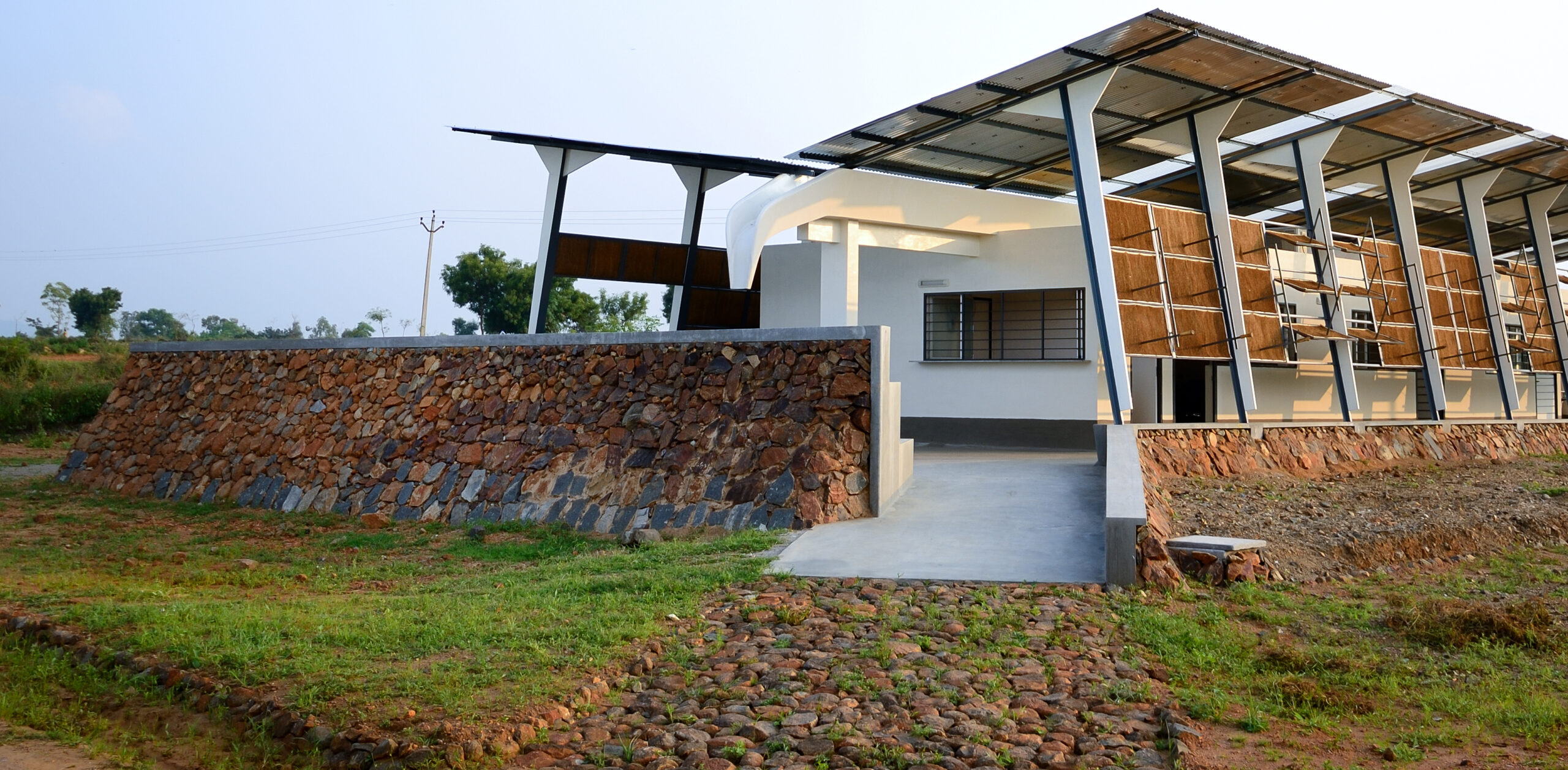 Yağmur suyunu toplayan özel tasarımlı bir çatı ve su toplama sistemi.