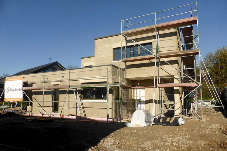 Gölbaşı’nda mimarlık ofisinde müşteri ile mimarın proje üzerinde konuşması