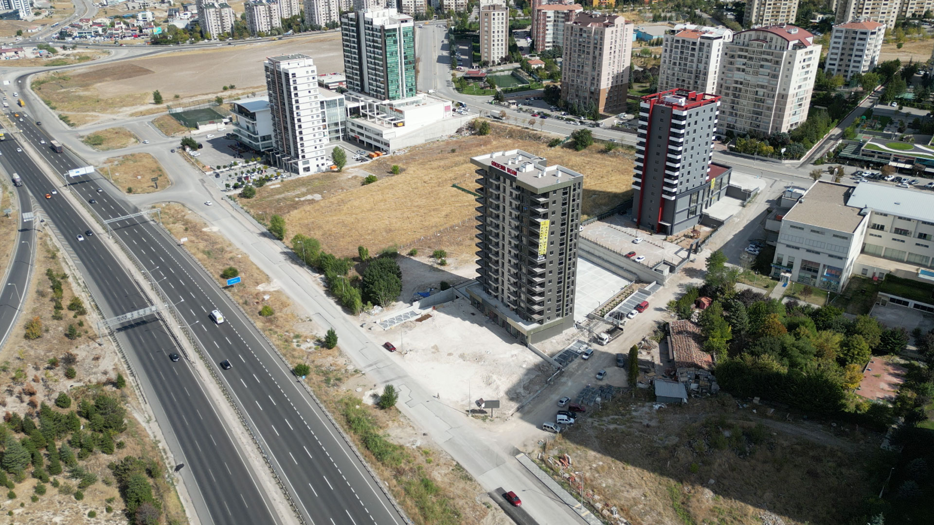 Alacaatlı’da imar yönetmeliğine uygun proje hazırlama sürecini gösteren mimari çizimler ve planlama görselleştirmesi.