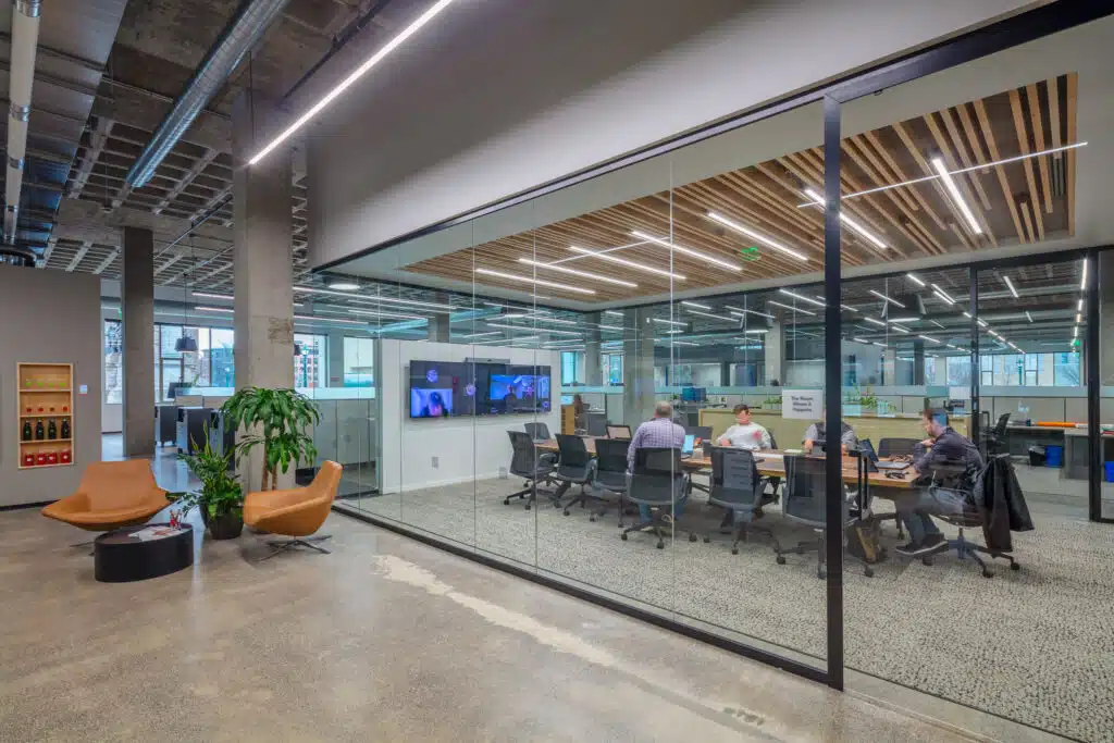 Alacaatlı’da mimarlık firması seçimi sürecini temsil eden ofis çalışması, proje çizimleri ve danışmanlık görselleştirmesi.