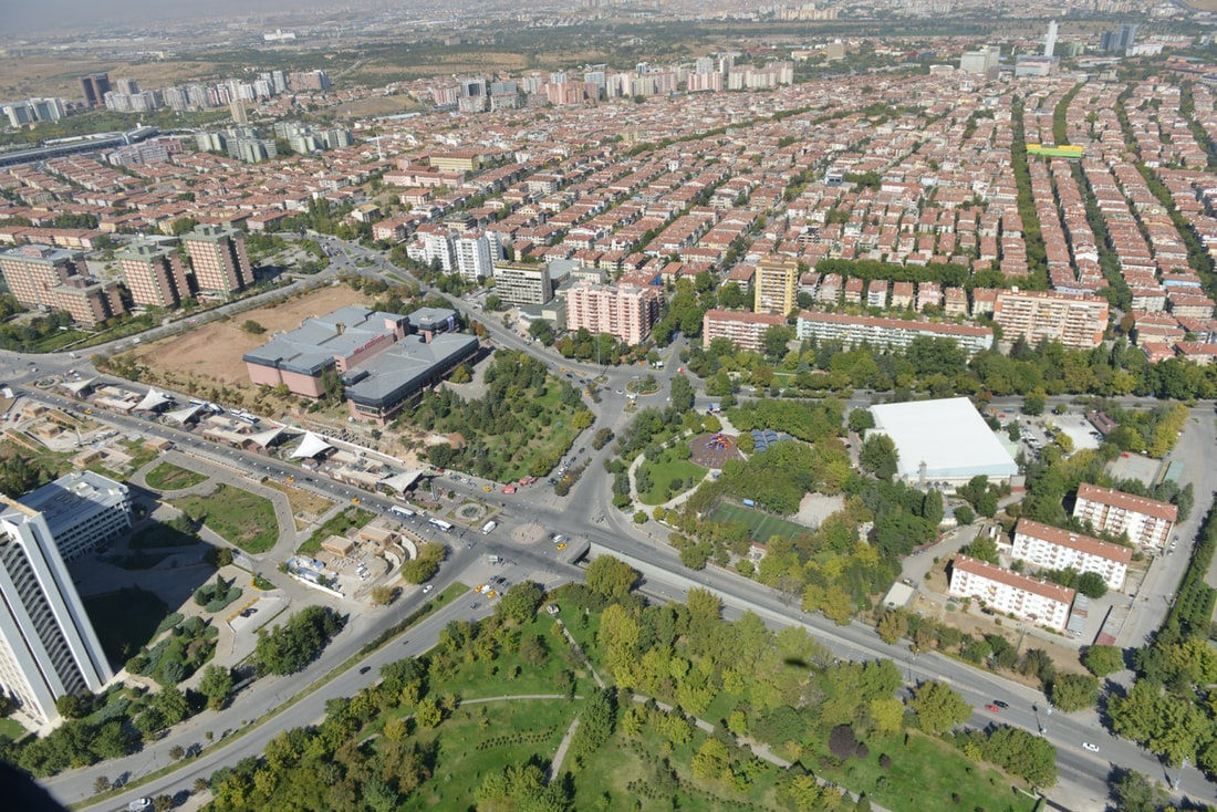 Bir mimar, Ankara’daki konut projesi için imar yönetmeliği planlarını inceliyor ve yapı çizimi üzerinde çalışıyor.