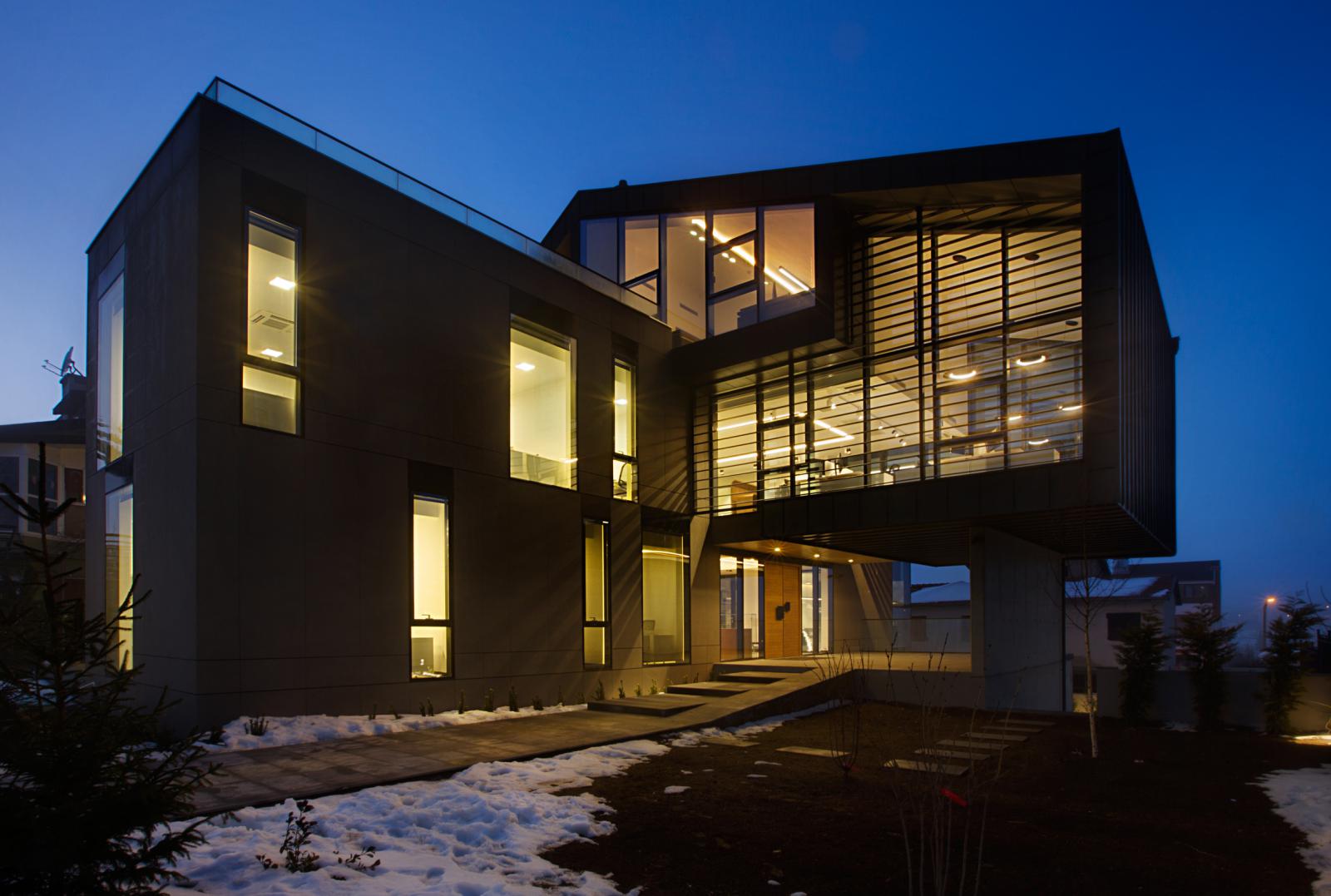 Ankara’da bir mimarlık ofisinde, modern bir villanın 3D çizimi üzerinde çalışan mimarlar proje detaylarını inceliyor.