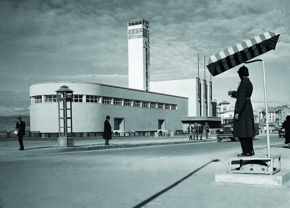 Ankara’da bir konut projesi için hazırlanan mimari çizimlerin üzerinde, yatırım getirisini artırmaya yönelik notlar ve hesaplamaların bulunduğu çalışma masası.