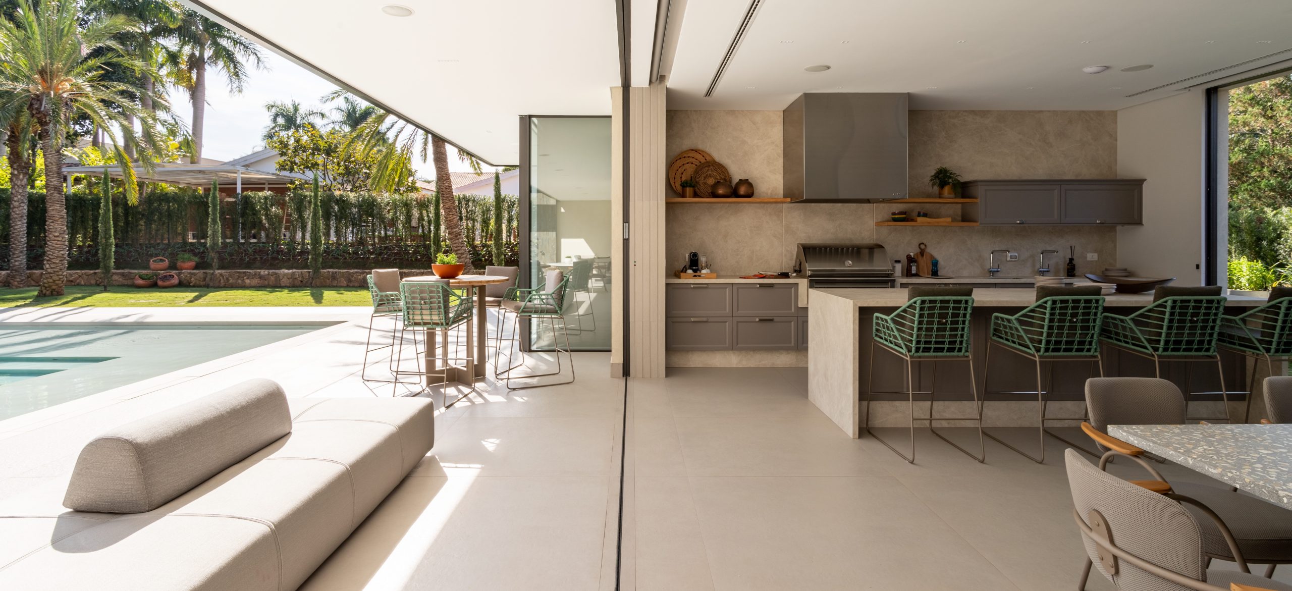 2025 yılında Ankara’da, geniş cam cephelere, doğal taş ve ahşap kaplamalara sahip, bahçesi özenle düzenlenmiş modern bir villanın güncel mimari trendleri yansıtan görünümü