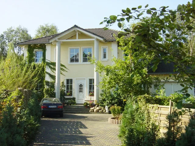 Gölbaşı ve Alacaatlı’da yer alan modern villaların, geniş bahçeleri ve ferah mimarileriyle birlikte yatırım potansiyelini gösteren genel görünüm.