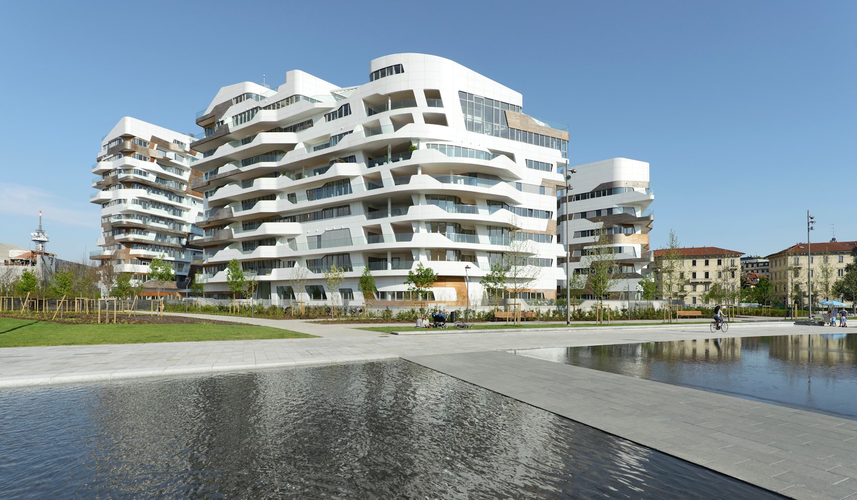 İncek’te, modern mimariye sahip, teraslı ve balkonlu konut bloklarının yer aldığı, peyzajı düzenlenmiş bir site içinde şehir manzaralı daireler.