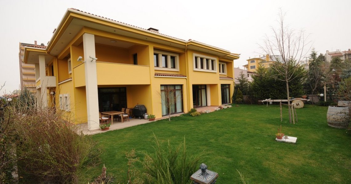 Ümitköy ve Çayyolu’nda villa yaptırmak isteyen bir çiftin, mimar ile masa başında villa projesi çizimleri ve arsa planı üzerine konuşması.