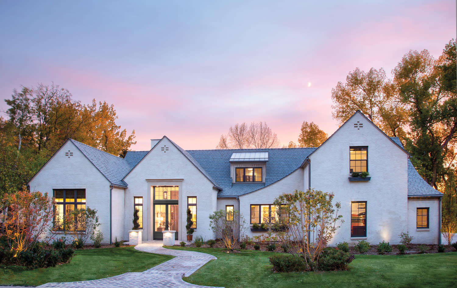 Alacaatlı’da modern çiftlik evi tarzı villa projesi için doğal malzemeler, sade cephe çizgileri ve geniş yaşam alanı planları değerlendiriliyor.