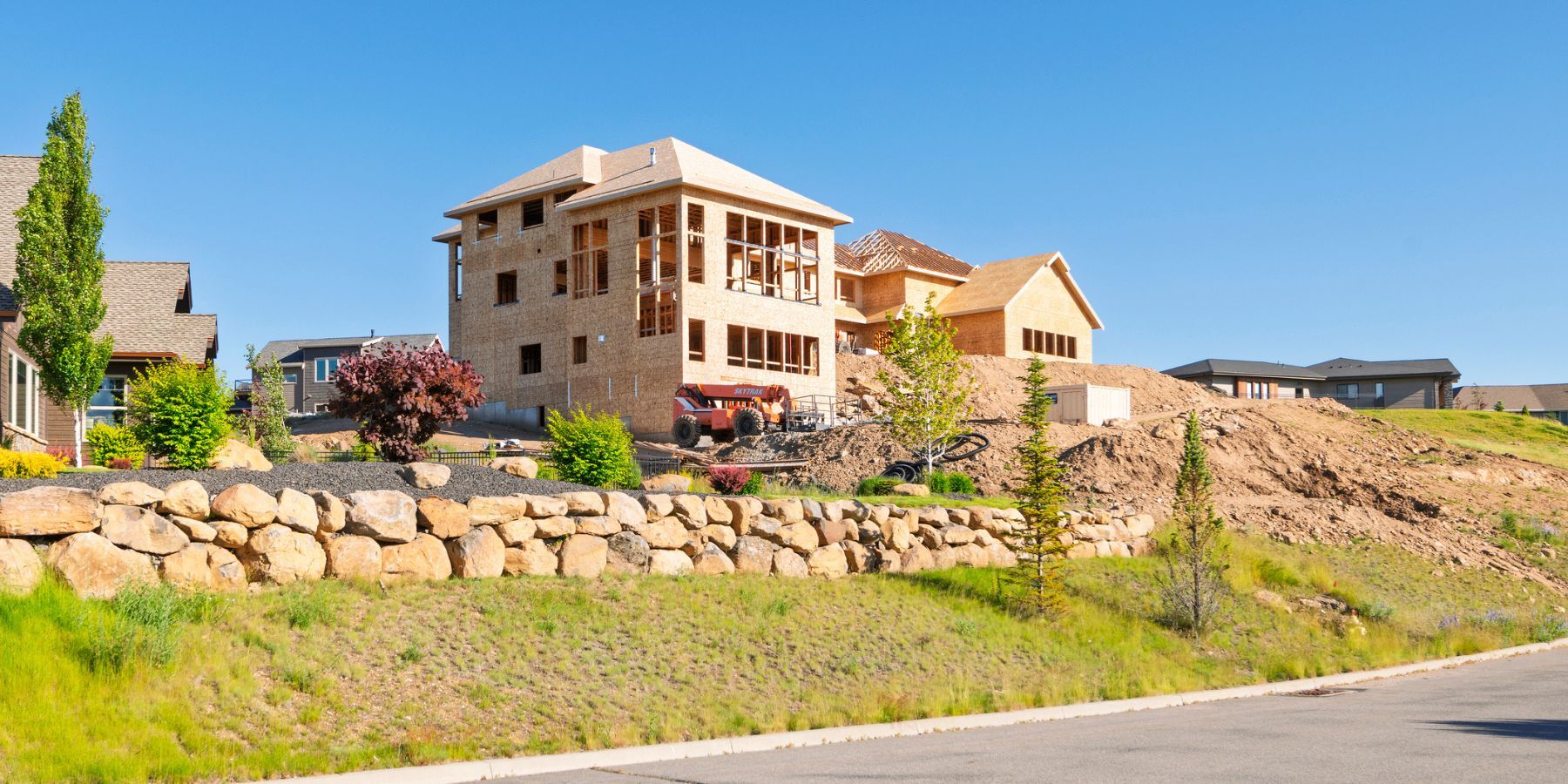 Alacaatlı’da ruhsat ve yapı izni için hazırlanan mimari proje çizimleri, teknik belgeler ve başvuru evrakları ofis ortamında inceleniyor.