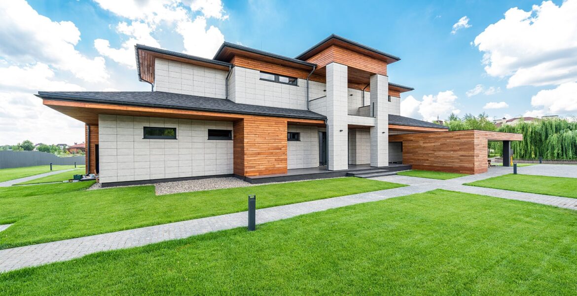 Alacaatlı’da villa yapımı için hazırlanan projede imar notları, mimari çizimler ve yerel yönetmeliklere uygunluk detayları inceleniyor.