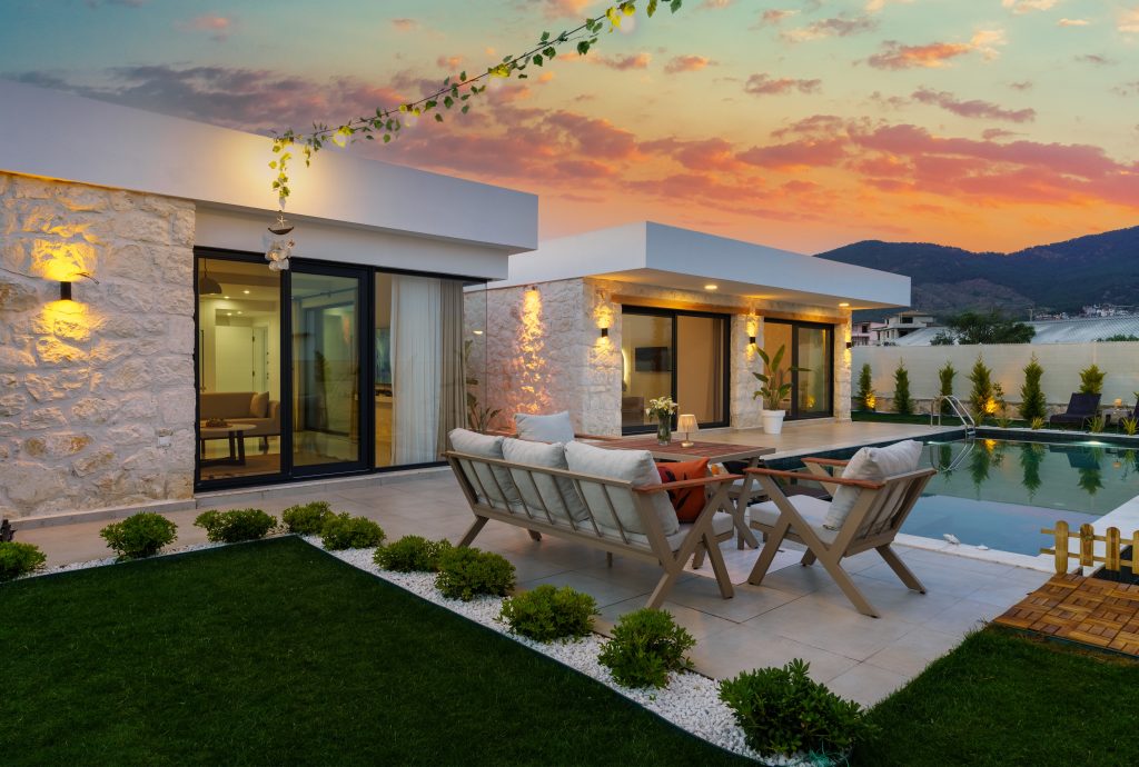 Arsa üzerine villa çizimi öncesinde mimari planlar, arazi bilgileri, ihtiyaç listesi ve proje detayları ofis ortamında değerlendiriliyor.