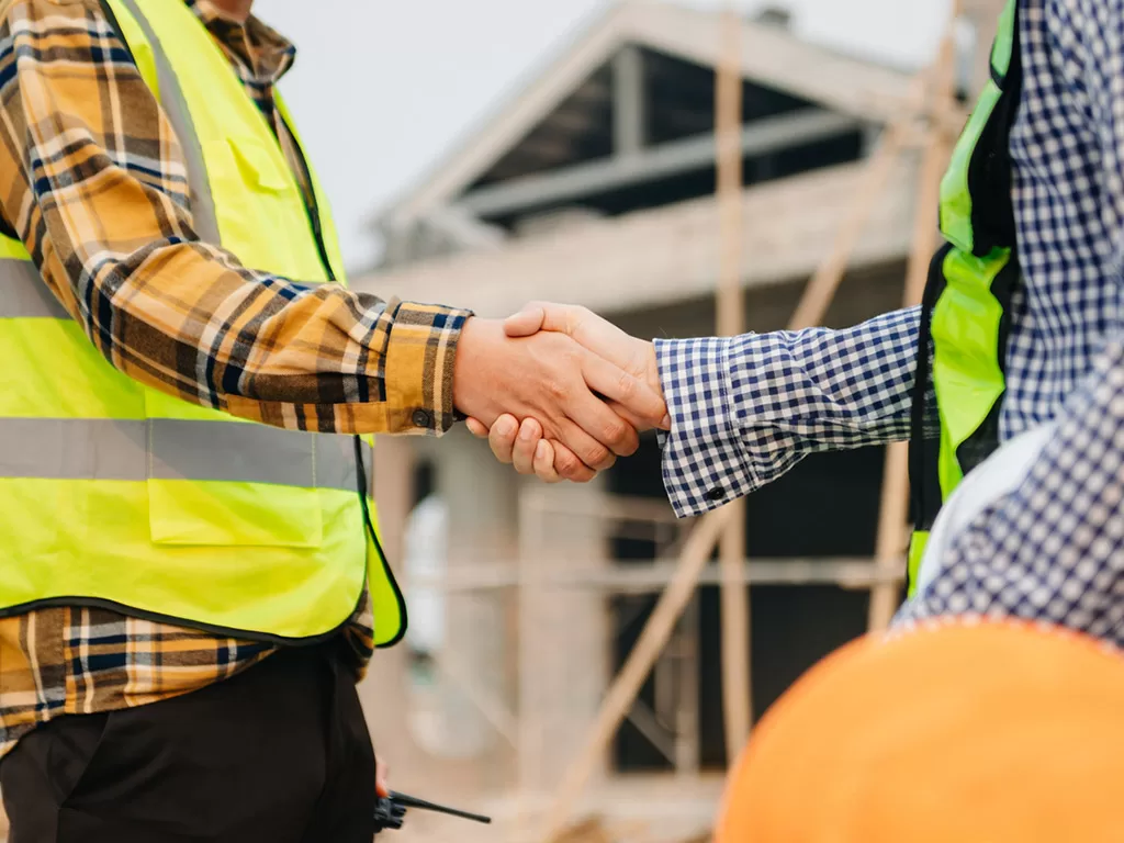 Beytepe’de ruhsat süreci için hazırlanan mimari proje çizimleri, planlar ve teknik belgeler masa üzerinde inceleniyor.