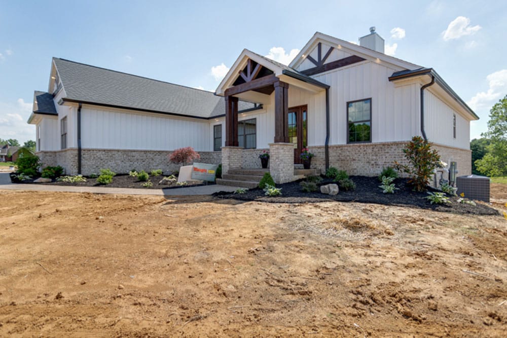 Beytepe’de villa yapımı için hazırlanan projede mimari çizimler, arsa planı ve yapı detayları ekip tarafından inceleniyor.