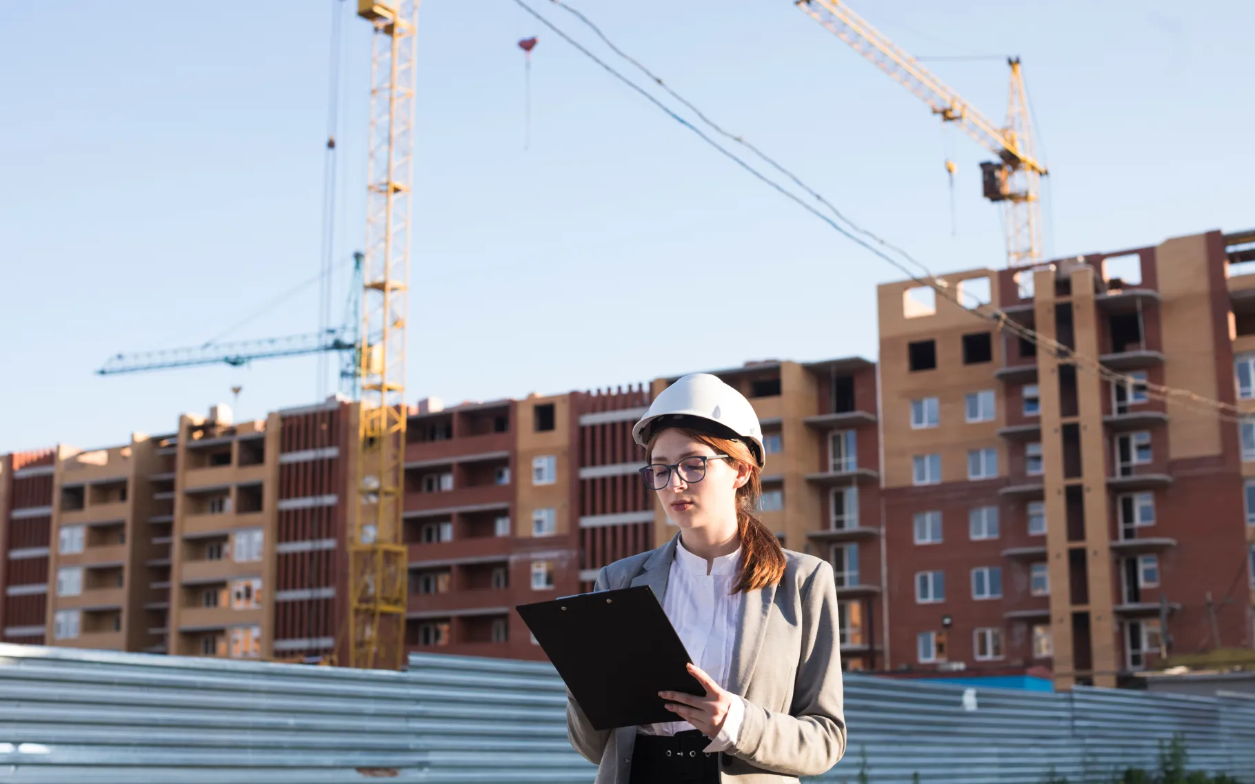 Çayyolu’nda ruhsat projesi çizimi için proje planları, teknik belgeler ve başvuru süreci adımları ofis ortamında değerlendiriliyor.