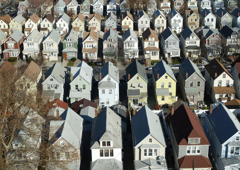 Mimari proje çizimi fiyatları karşılaştırılırken farklı semtlere ait proje kapsamı, metrekare bilgileri ve hizmet detayları ofis ortamında inceleniyor.