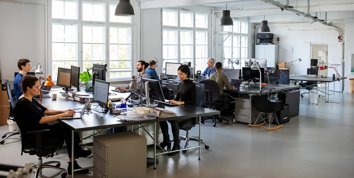 Mimarlık firmasıyla anlaşma öncesinde proje dosyaları, teklif detayları ve soru listesi masa üzerinde inceleniyor.