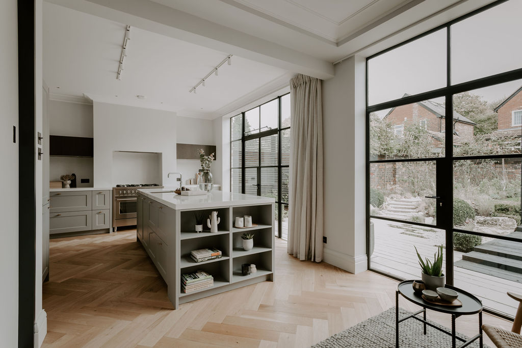 Ümitköy’de bir ev yenileme projesi için iç mimari tasarım planı, renk ve malzeme seçimleri üzerinde çalışma yapılıyor.