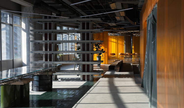 Ümitköy’de iç mimari proje çalışmasında küçük bir yaşam alanı için mobilya yerleşimi, ışık kullanımı ve mekan düzeni planlanıyor.