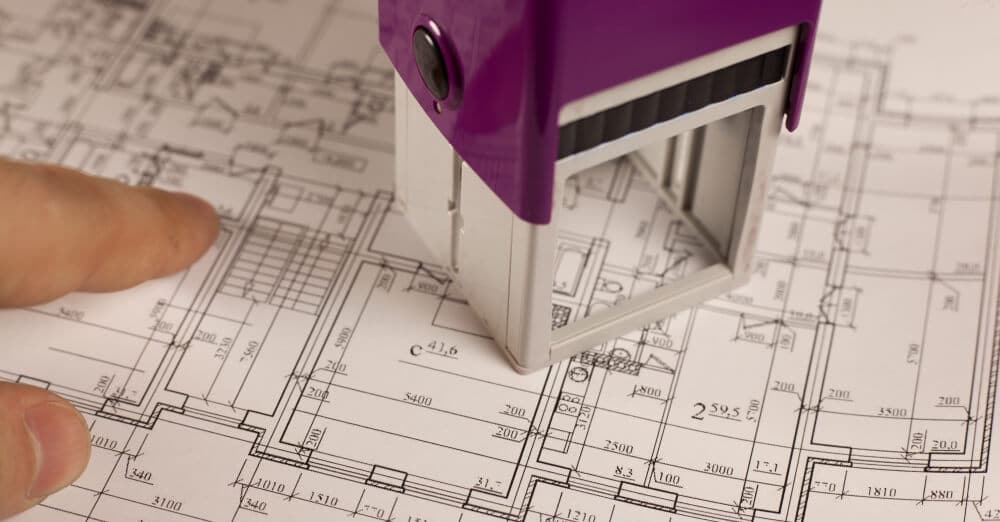 Ümitköy’de ruhsat projesi çizimi için mimari planlar, teknik evraklar ve başvuru süreciyle ilgili belgeler ofis ortamında inceleniyor.