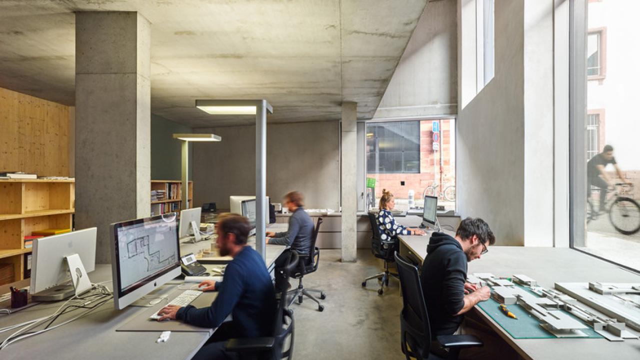 Ankara’da mimarlık ofisi hizmetleri için proje detayları ve maliyet planlaması üzerine çalışan ekip