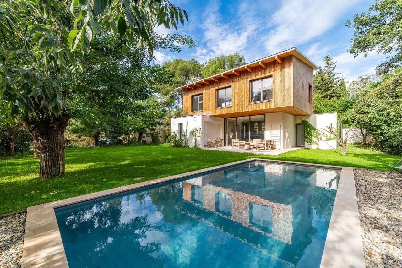 Ankara’daki villa projesinde modern mimari detayları değerlendiren mimarlık ekibi