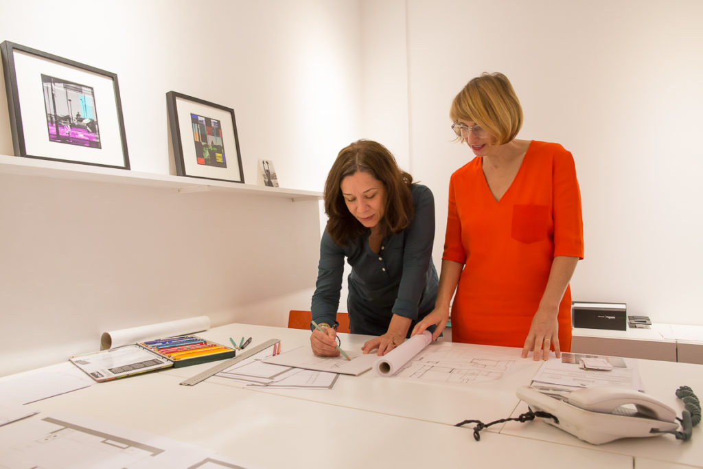 Ankara’da bir mimarlık ofisinde proje çizimleri üzerinde çalışan ekip ve müşteri görüşmesi