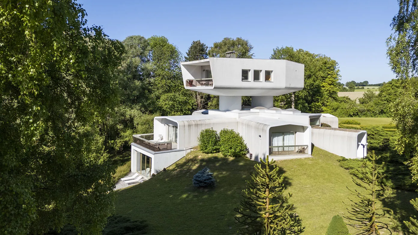 Çayyolu’nda modern mimari anlayışını yansıtan proje çalışması; masa üzerinde sade çizgiler taşıyan planlar, malzeme örnekleri ve bilgisayar bulunuyor.