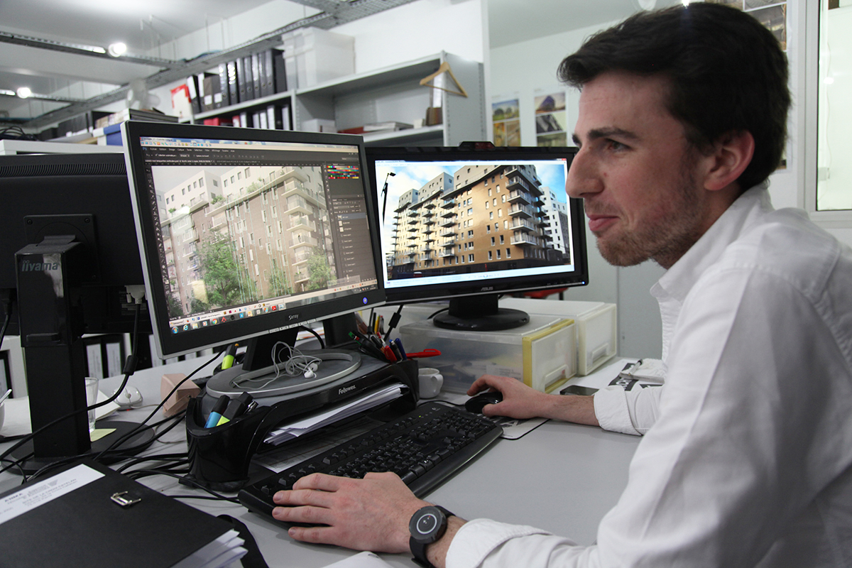 Mimari proje üzerinde çalışan profesyonel ekip; masa üzerinde plan çizimleri, ölçekler, numuneler ve dizüstü bilgisayar bulunuyor.