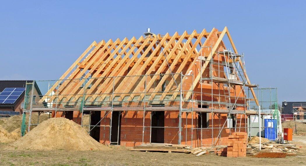 Ruhsat projesi için teknik çizimleri ve resmi evrakları inceleyen mimar