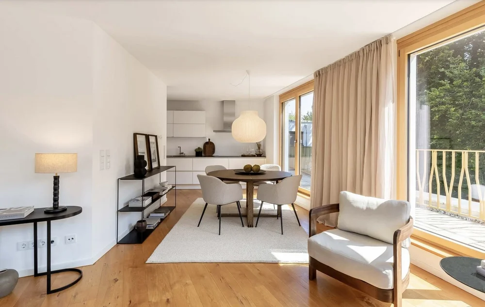 Modern iç mimarlık dokunuşlarıyla şık ve ferah hale getirilen salon dekorasyonu