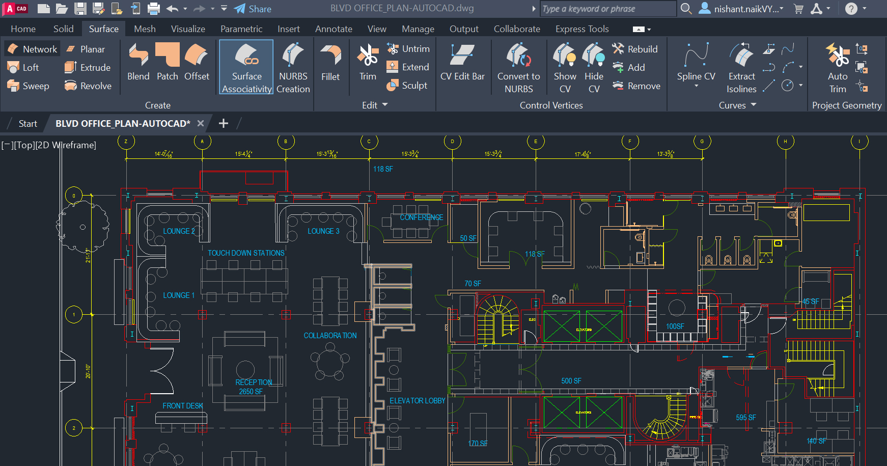 Bir mimarın bilgisayar ekranında AutoCAD programı üzerinden kat planı ve teknik çizimler üzerinde çalıştığı bir çalışma ortamı.