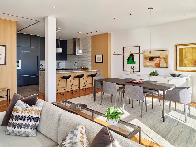 Salon, yemek alanı ve mutfağın bir arada kurgulandığı modern açık plan yaşam alanı